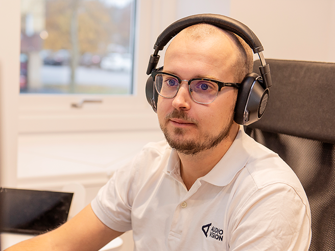 Kim sitter i ett pågående supportsamtal