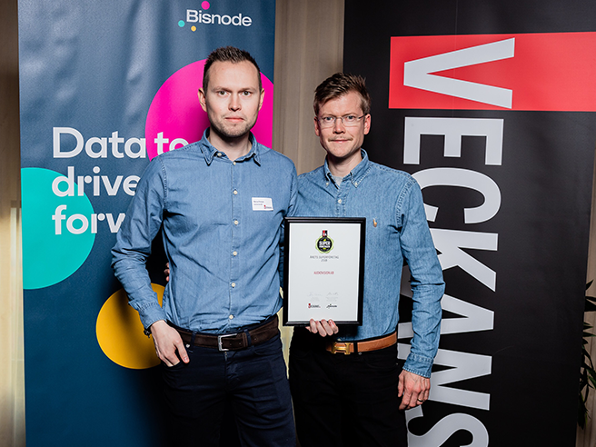 Marcus och Fredrik tar emot pris för årets superföretag