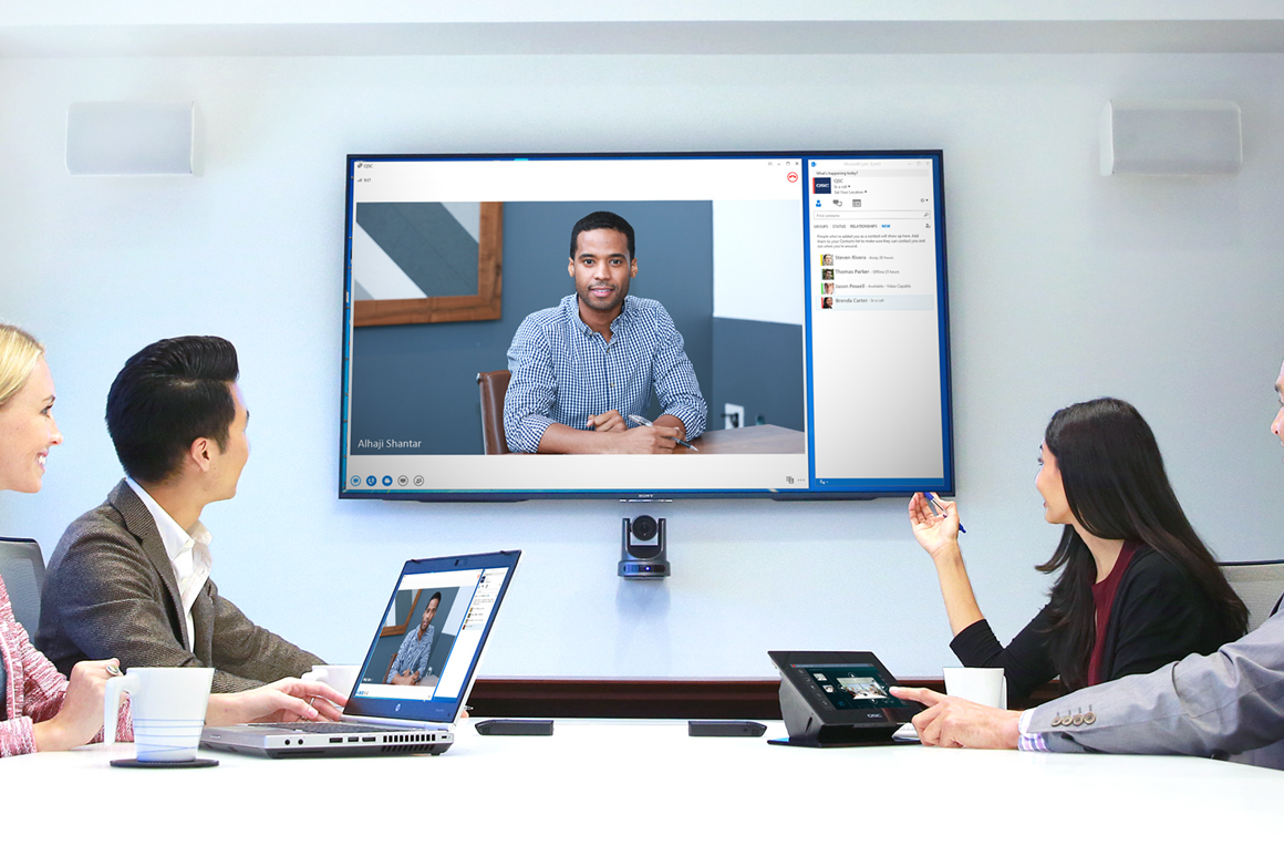 Konferensrum med pågående videomöte