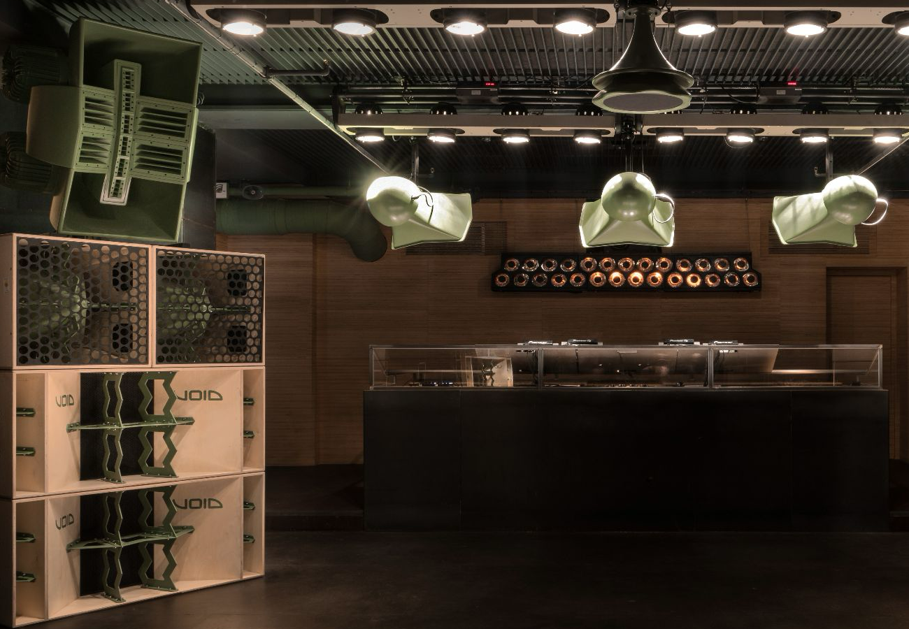 Stort högtalarsystem i nattklubbsmiljö