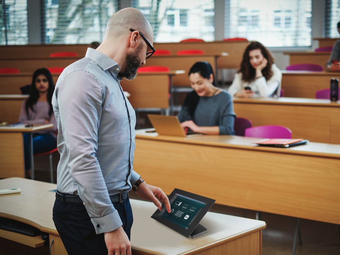 Lärare som trycker på en touchpanel